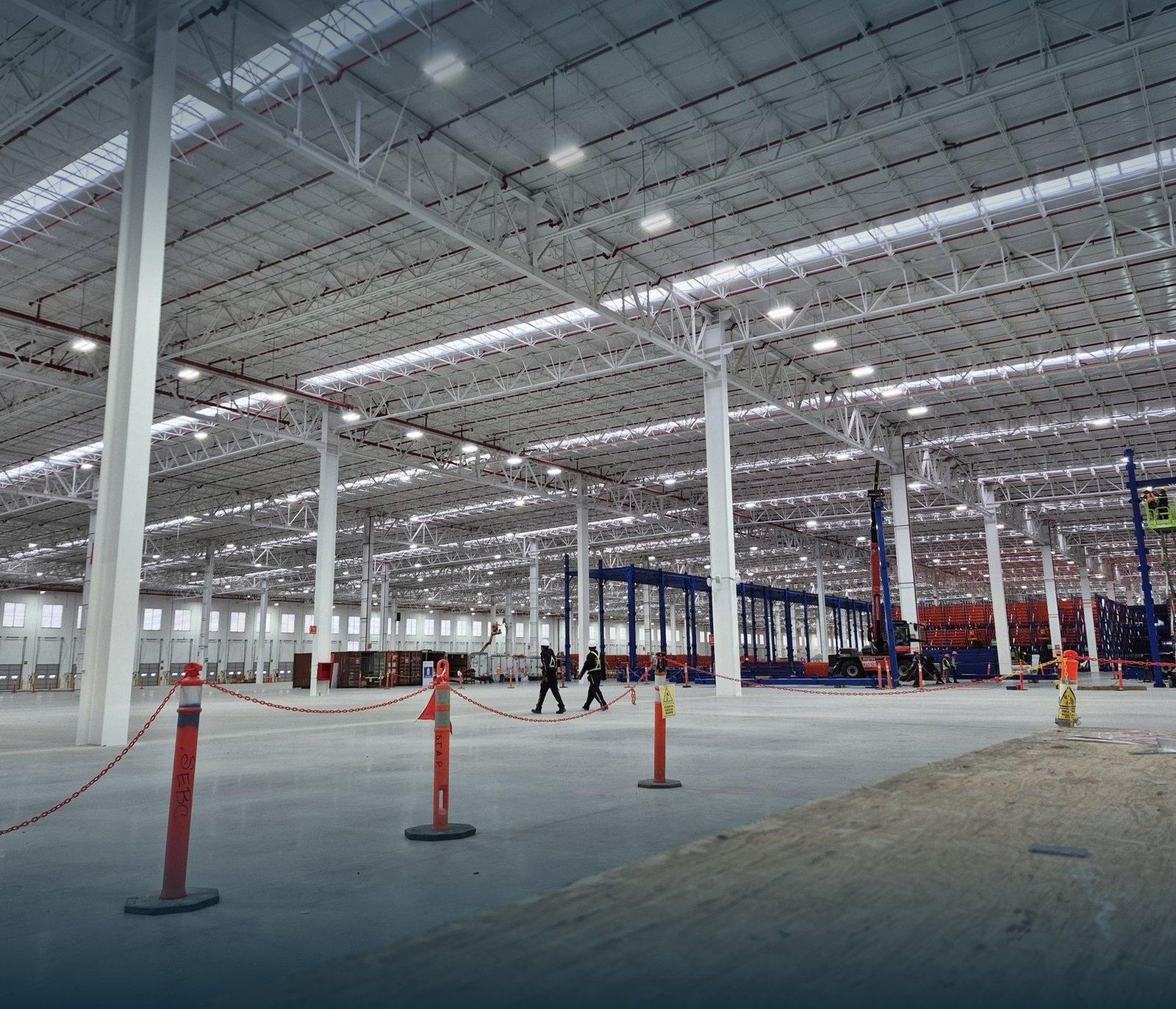 Nave industrial de un centro de distribución con alumbrado instalado