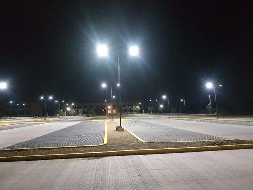 Estacionamiento iluminado de sucursal nueva