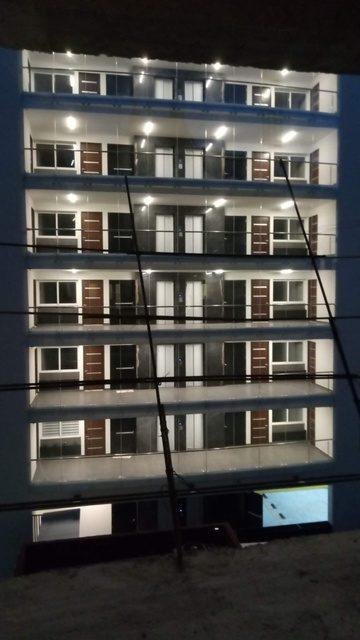 Torre residencial Los Cantos iluminada de noche