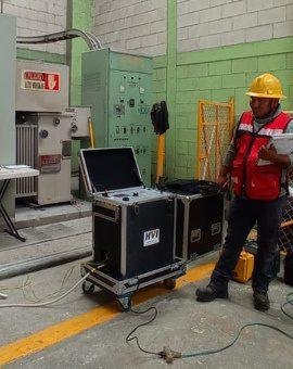 Técnico con equipo de pruebas a transformador
