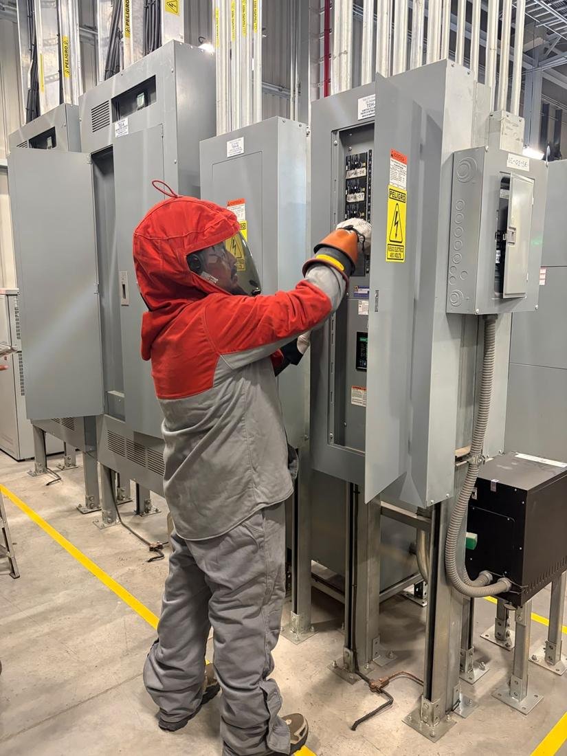 Maniobra en tableros de 480 V con traje contra arco