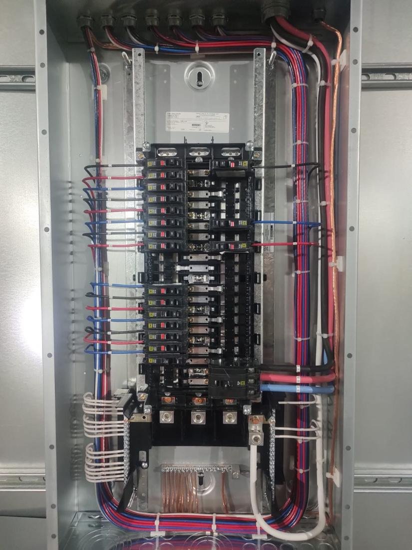 Tablero de distribución con cableado peinado